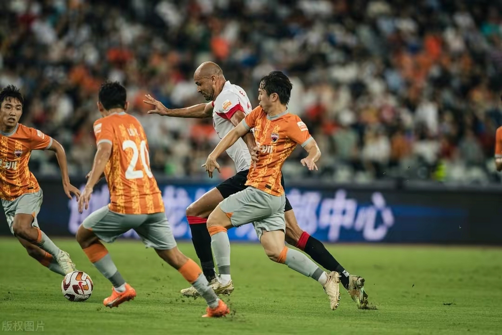 扑克游戏-恒大强势夺冠，击败对手进入中超争冠行列